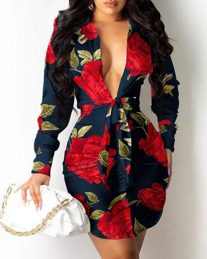 Mini robe imprimée à manches longues col en v